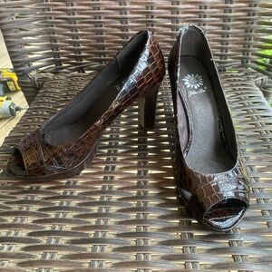 Yellow Box Brown Heels